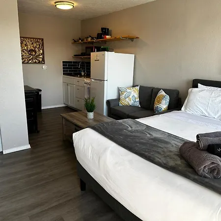 Studio Wbalcony - Near Nob Hill, Unm & Downtown